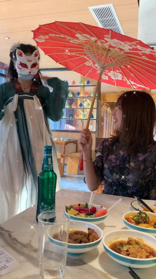 唐猫庭院里的网红小姐姐_汉服_啤酒_美食探店_庭院_唐