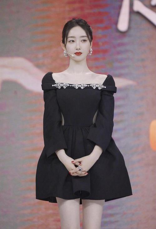 蒋梦婕真是魔鬼身材穿复古小黑裙在腰部挖个洞招摇又时髦