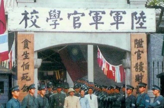 "升官发财请走别路,贪生怕死莫入斯门!"