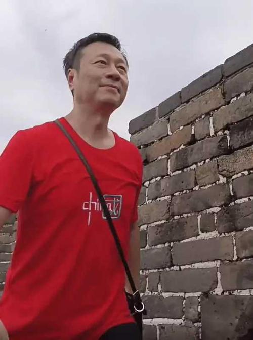 tvb视帝黎耀祥爬长城:57岁好似精壮小伙,t恤上印着"中国"