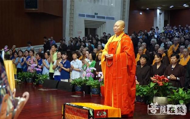 南京鸡鸣寺住持莲华法师领众熏修大众共同诵念《地藏经》,《盂兰盆经