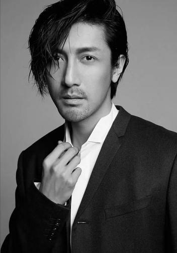 张鲁一,示范了男人最迷人的姿态,成熟的魅力大叔来袭