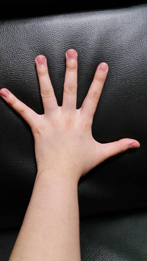 我的指甲和指头会不会很不像女生的手……一般女生指头不都尖尖的吗?