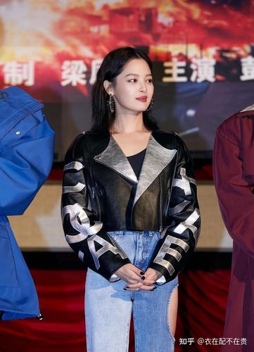 34岁辛芷蕾亮相活动,牛仔裤剪个大洞被嘲"土潮",却意外显高级