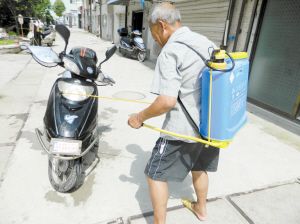 《另类洗车》 br> br> 老伯洗电瓶车别出心裁,居然身背平时在农田里打