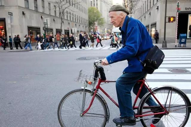 突发:街拍鼻祖bill cunningham去世 享年87岁