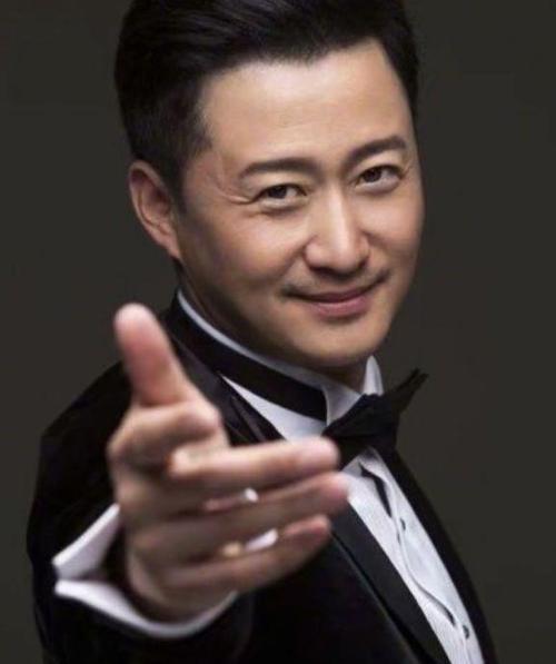 吴京一张婚纱照反复用,原因竟然是硬照面部表情太僵硬