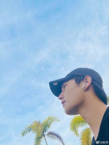 新浪娱乐讯 2月24日是农历二月二"龙抬头"的日子,晚间杨洋在微博晒出