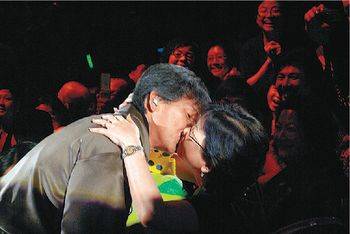 林子祥遭狼吻大喊强奸 梁咏琪携母捧场(图)