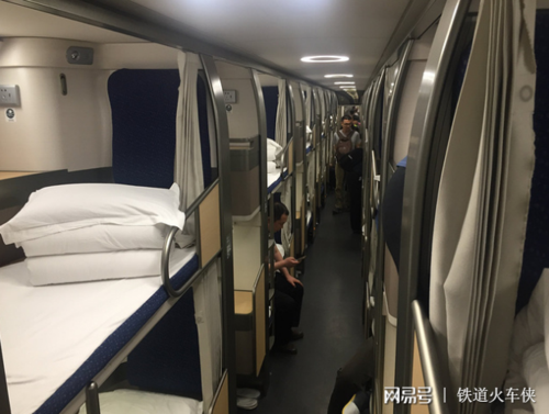 图4 舒适的动卧车厢