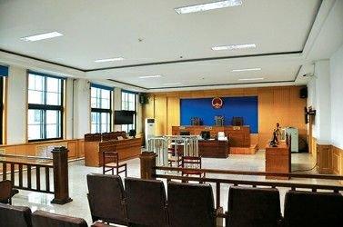 走访反赌案审判庭:现场已开始布置 随时开庭