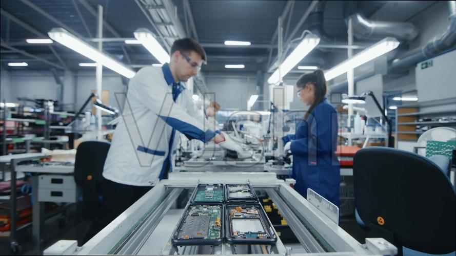 电子工厂工人在流水线上组装智能手机电路板_3840x