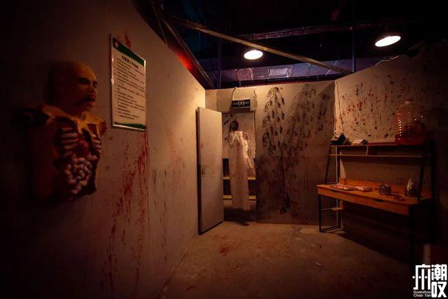 这是一个集密室追逐的鬼屋逃脱体验馆,听着里面的人被吓到惊叫的声音