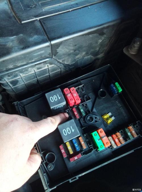 就是我手指的这个位置,拔下来那个黄色保险丝就是.