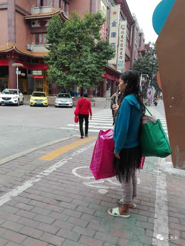 禅城区锦华路一妙龄女子流落街头,当街大小便,疑似怀有5个月身孕.