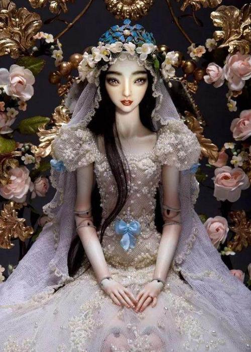 加拿大艺术家marina bychkova为范冰冰打造了这款专属的公主新娘娃娃