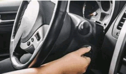 2,滑行时熄火:先稳住方向,同时略带一些制动,此时手动挡车型可以踩下