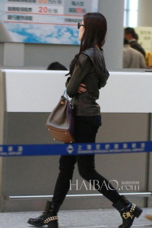 刘亦菲戴墨镜现身机场,身穿皮衣 长裤全黑造型酷劲十足