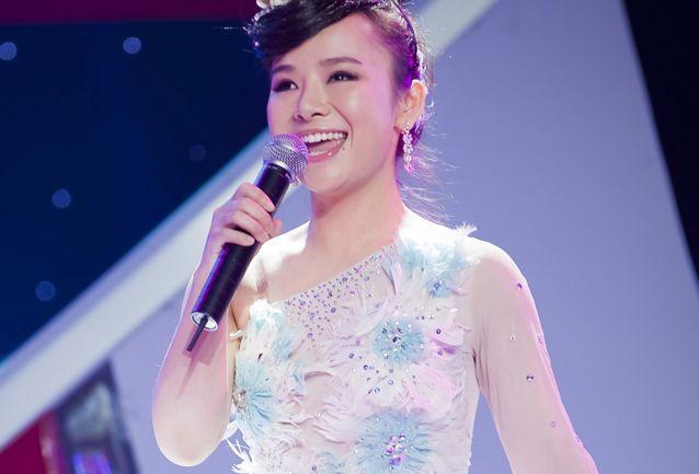 原创她从小双目失明后参加星光大道走红今嫁帅气老公获