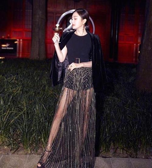 有一种"韵味"叫秦岚!""肚兜式""连衣裙腰间镂空,让人