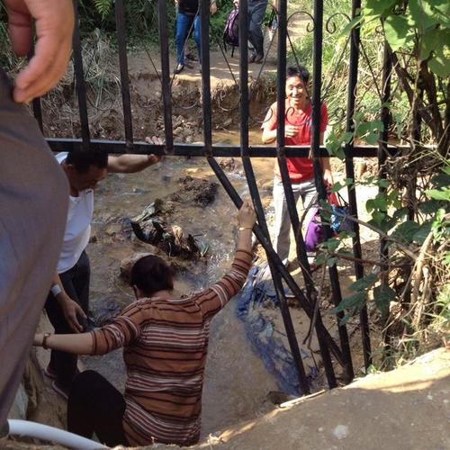 偷渡的人,对面就是缅甸