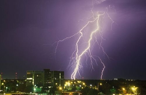 没有任何暴风雨的迹象现实版晴天霹雳晴空闪电直击棕榈树