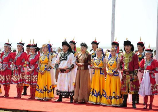 图文内蒙古旅游那达慕大会开幕身穿蒙古族服饰