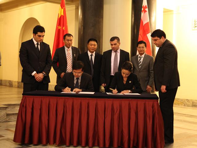 11月29日,陈润云参赞,刘波参赞出席新疆华凌工贸集团与格经济部备忘录