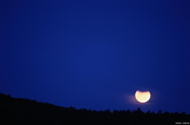 日居月诸照临下土诗经日月