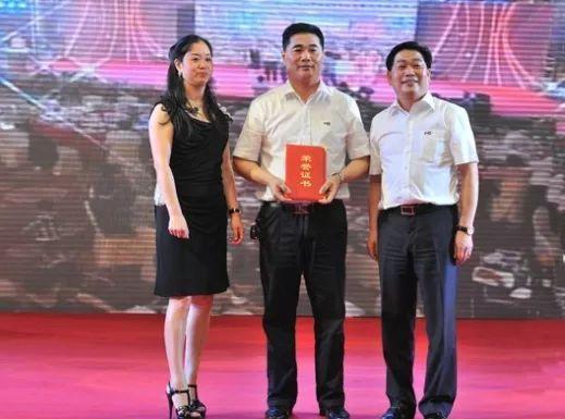 图为2007年洛阳钼业在香港挂牌,时任洛阳钼业董事长段玉贤(左)与当时