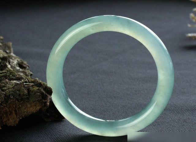 鉴宝节目当中的小故事,5万块买的翡翠手镯,却是一个古董