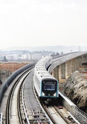 分享到: 2011年12月30日首列地铁列车上线调试 在车水马龙之间,昆明