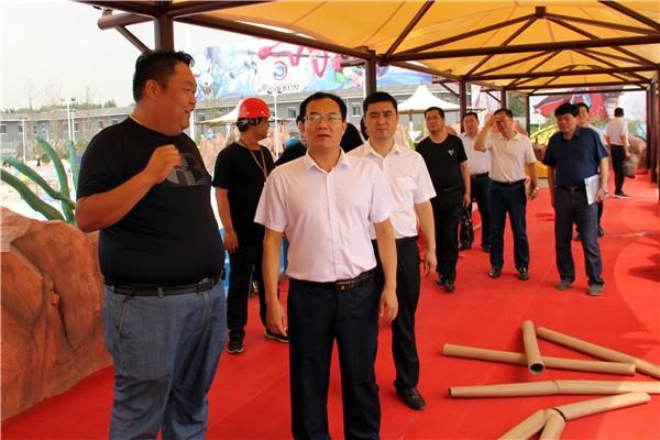 临泉县委书记邓真晓调研魔幻水世界项目建设情况