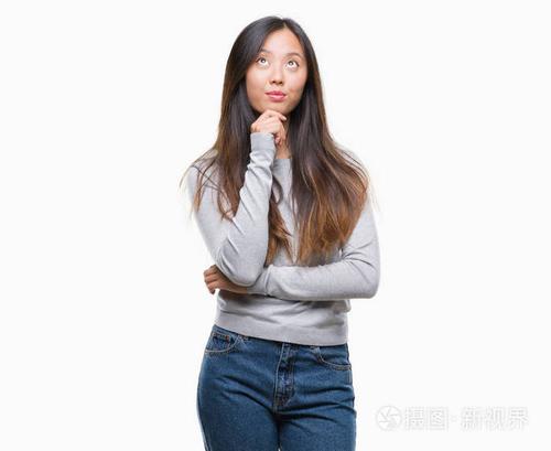 年轻的亚洲妇女在孤立的背景下手上下巴思考问题沉思的表情微笑与周到