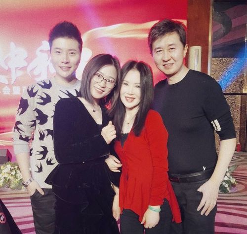 付笛生一家近照曝光,50岁任静气质优雅,儿子付豪成"霸道总裁