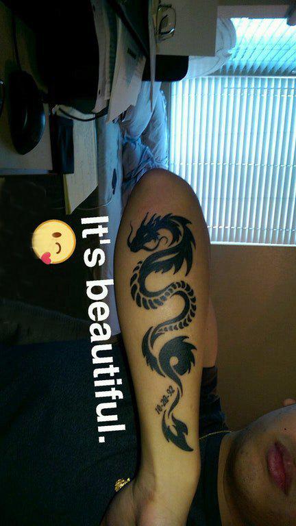 手臂纹身素材男生手臂上黑色的龙纹身图案