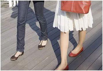 女的走路内八字原因