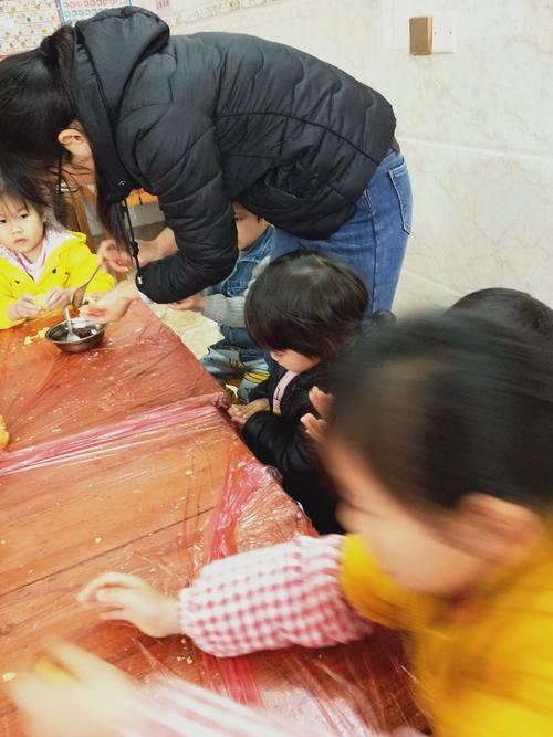 志成金宝贝幼儿园中班小朋友做汤圆活动