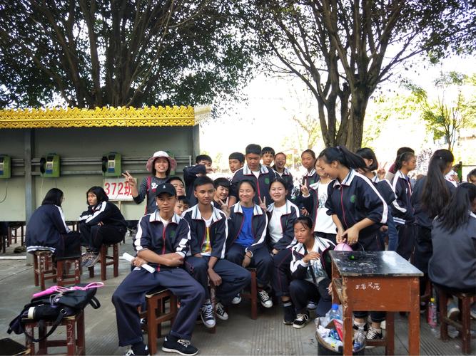 陇川县民族中学八年级372班运动会