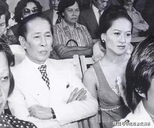 洪金梅还处于 年轻貌美的时候,邓永祥也对她 宠爱有加.