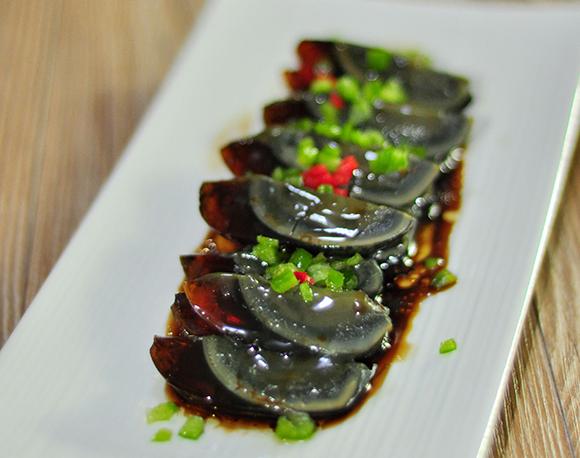 青椒皮蛋的做法步骤: 1.准备材料.青椒洗净备用.