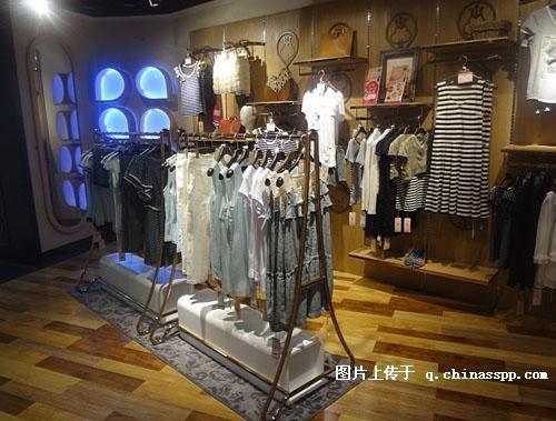 香港t&w女装2012最新店铺形象展示 t&w女装装修陈列技巧