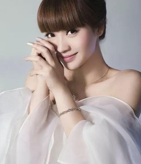 中国女明星,穿礼服必须缝领口?