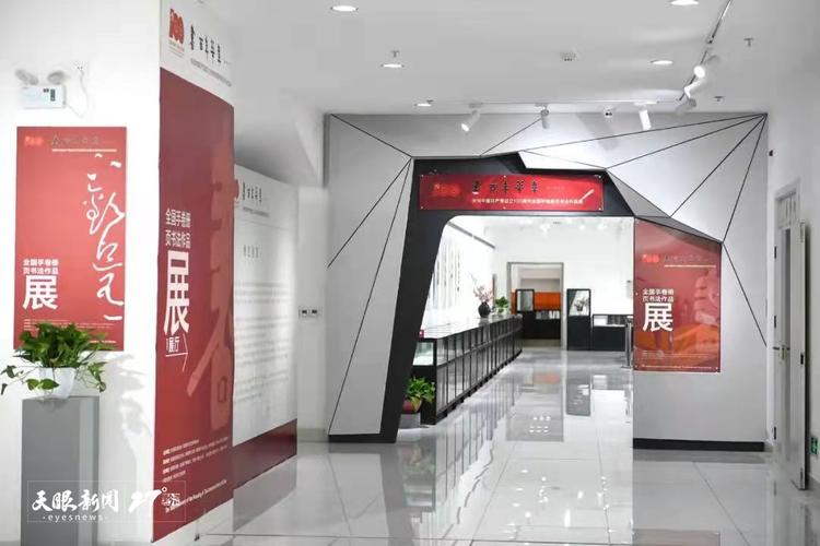 "欢庆建党百年·贵州省高校美术名师推介展——伍鹏举油画作品展"现场