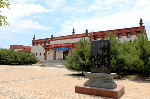 凉州会谈纪念馆位于白塔寺萨班灵骨塔遗址西南200米处,为藏式