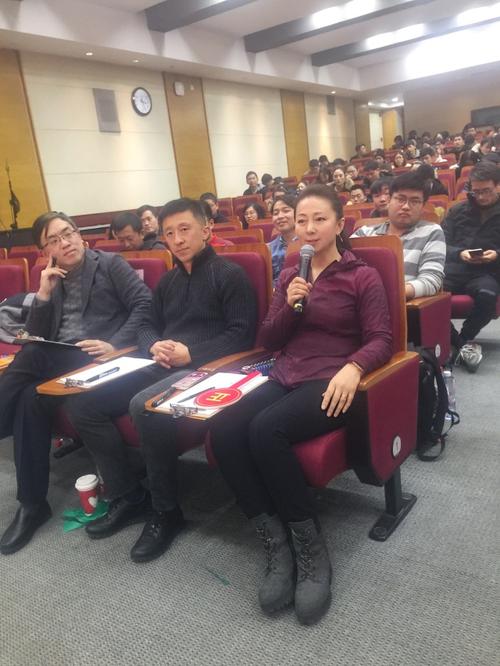 他们带来了足球,篮球,游泳,橄榄球和排球比赛的解说表演在现场五位