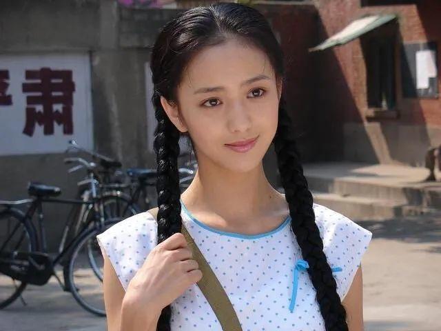 当时的佟丽娅只是想多一条出路,没想到科班出身的丫丫演绎了一个又一
