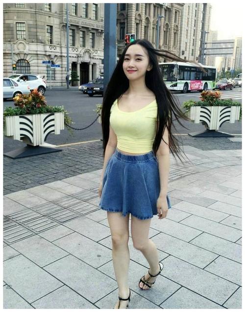 街拍:穿着成熟风韵时尚性感的小姐姐,高挑苗条更加的清新靓丽!