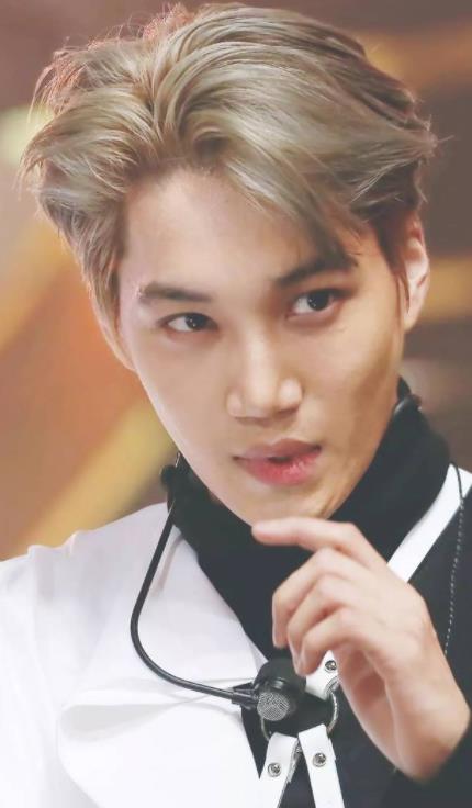 金钟仁晒迷人舞步