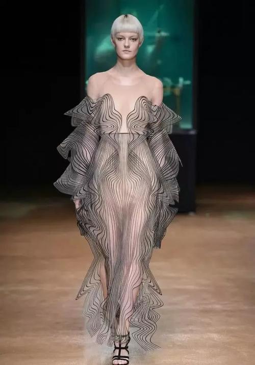 一场未来高科技服装的视觉盛宴,用水波打造的衣服3d,.